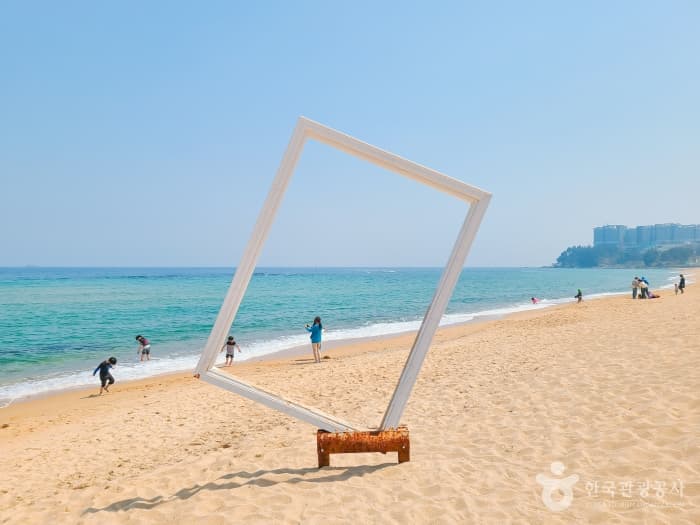 이 안에 속초 있다! 설악산과 동해 품은 신상 랜드마크 속초아이_속초해수욕장 4-6