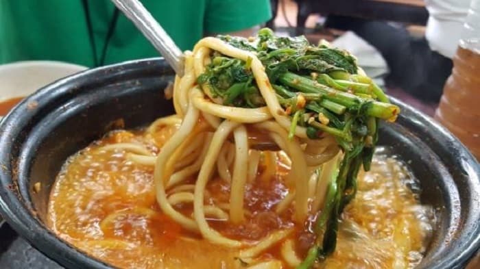 Deungchon Kalguksu Beoseot Maeuntang (등촌칼국수버섯매운탕)