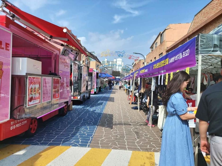 Janganmun Geobuk Market Saesutmak Festival (장안문거북시장 새숱막축제)