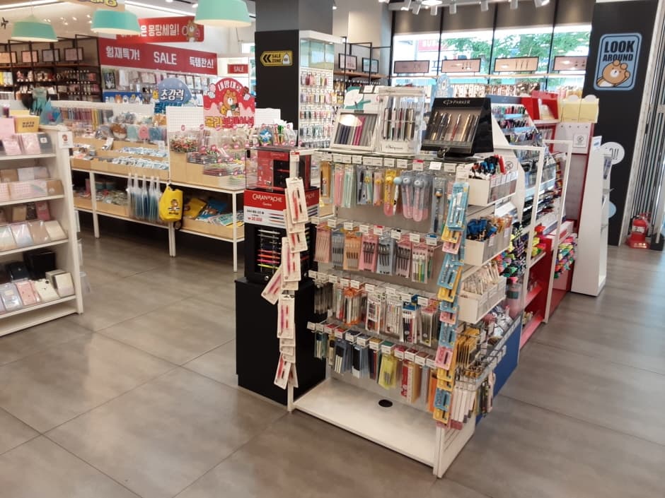 Artbox - Busan Gwangbok Branch [Tax Refund Shop] (아트박스 부산광복)