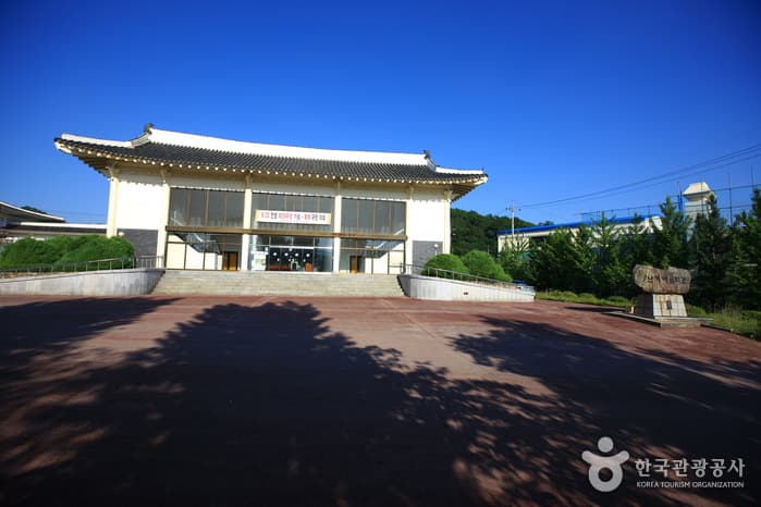 Nangye Hall of Korean Classical Music (영동군 난계국악당)