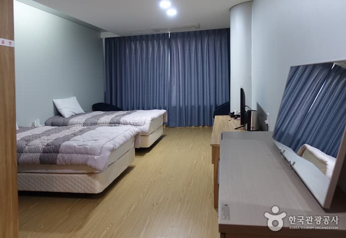 숙박_전북_석정레져주식회사 석정힐_2인 침대1