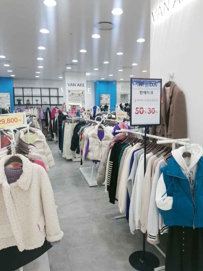 Van Ake - MODA Outlet Incheon Branch [Tax Refund Shop]  (반에이크 모다아울렛 인천점)
