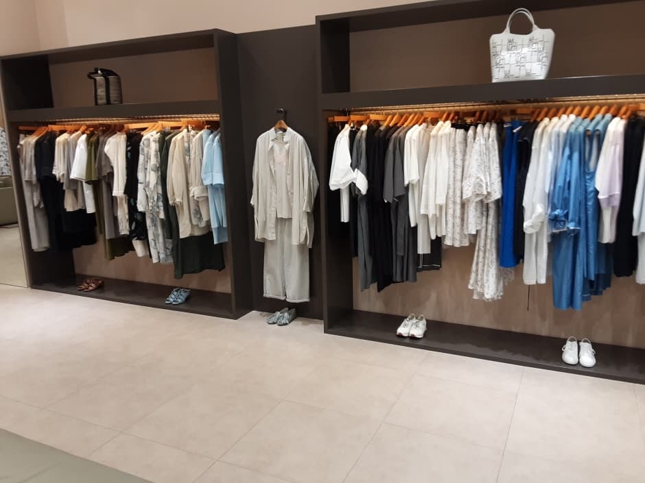 Lebeige - Lotte Outlets Gimhae Branch [Tax Refund Shop] (르베이지 롯데아울렛 김해점)