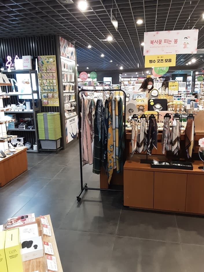 Hottracks - Jeonju Branch [Tax Refund Shop] (핫트랙스 전주점)