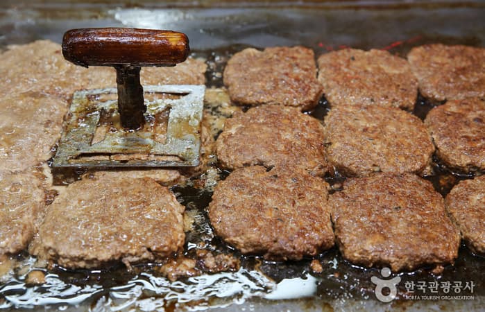청사초롱_평창·강릉·정선 전통시장의 줄 서는 맛_강릉 중앙시장 떡갈비01