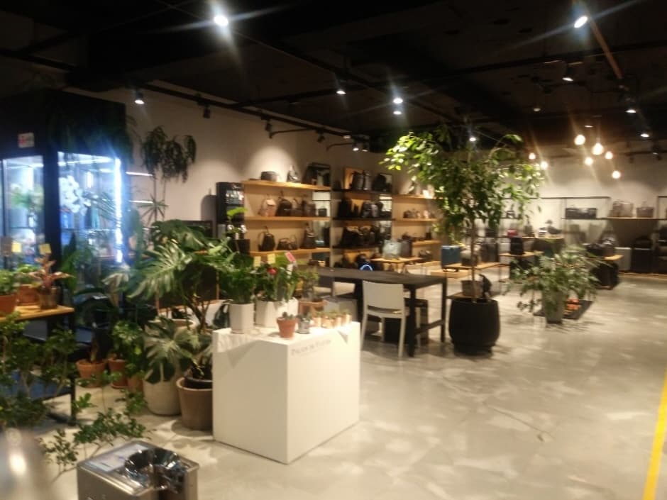 Mandarina Duck - Cheongdam Branch [Tax Refund Shop] (만다리나덕 청담)