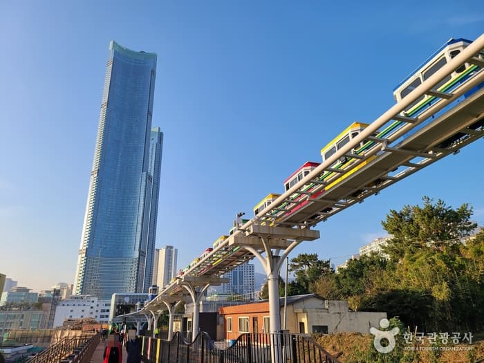 부산_해운대_머리 위엔 모노레일, 발밑은 유리알 바다, 달맞이길 달리는 해운대 블루라인파크 해변열차_05