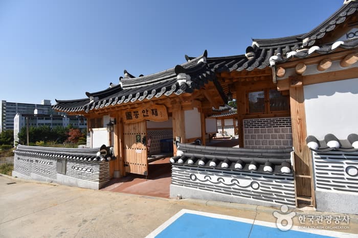 Donganjae (동해한옥 동안재)