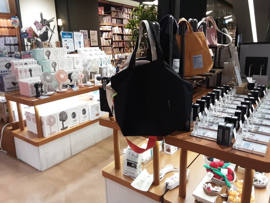 핫트랙스 현대 판교점_3