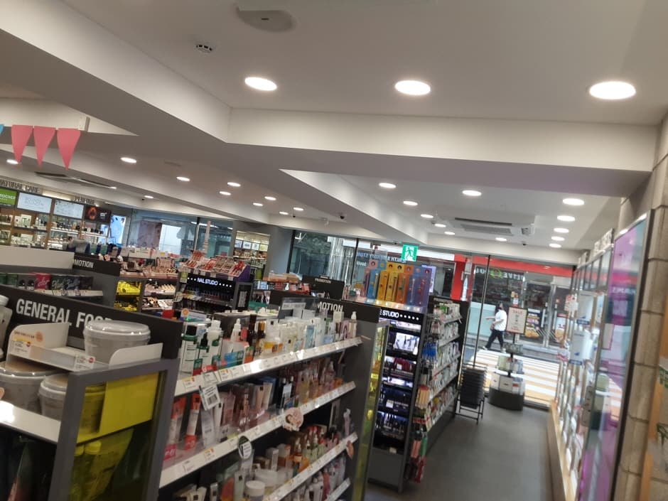 Olive Young - Apgujeong Branch [Tax Refund Shop] (올리브영 압구정)