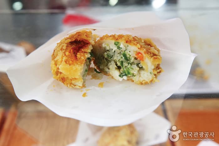 청사초롱_평창·강릉·정선 전통시장의 줄 서는 맛_강릉 중앙시장 어묵 크로켓01