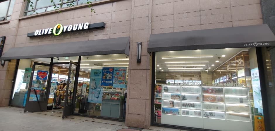 Olive Young - Aeogae Station Branch [Tax Refund Shop] (올리브영 애오개역)