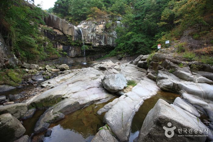 Hwanggyepokpo Falls (황계폭포)
