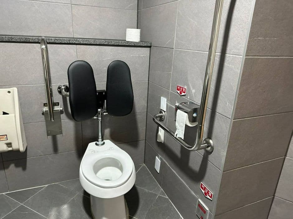 국립세계문자박물관_지하 1층 장애인화장실 내부 2_ 상설전시실 엘리베이터 인근 위치