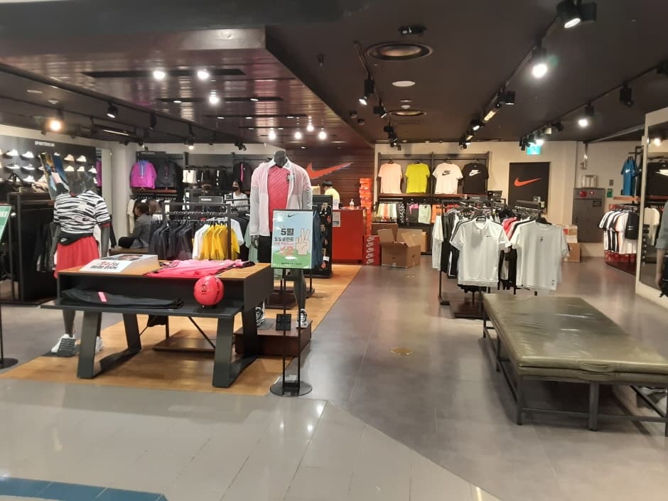 Nike - Lotte Dongnae Branch [Tax Refund Shop] (나이키 롯데동래)