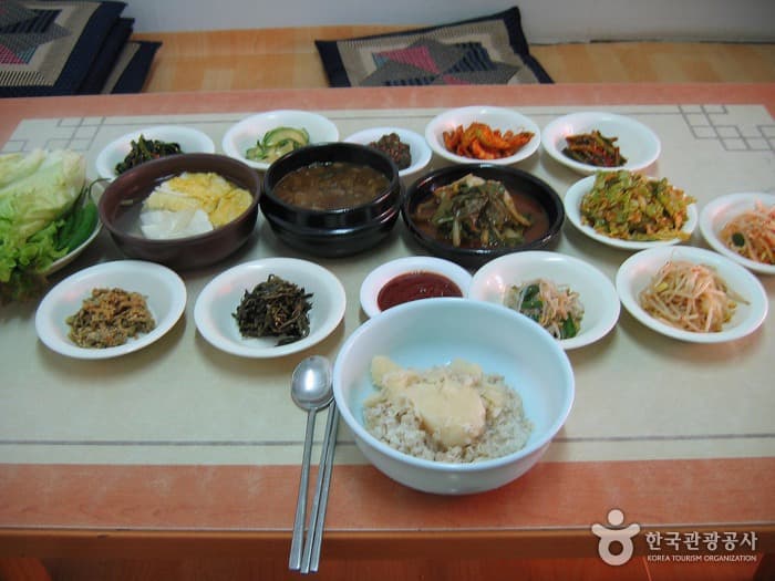 장릉보리밥_상차림