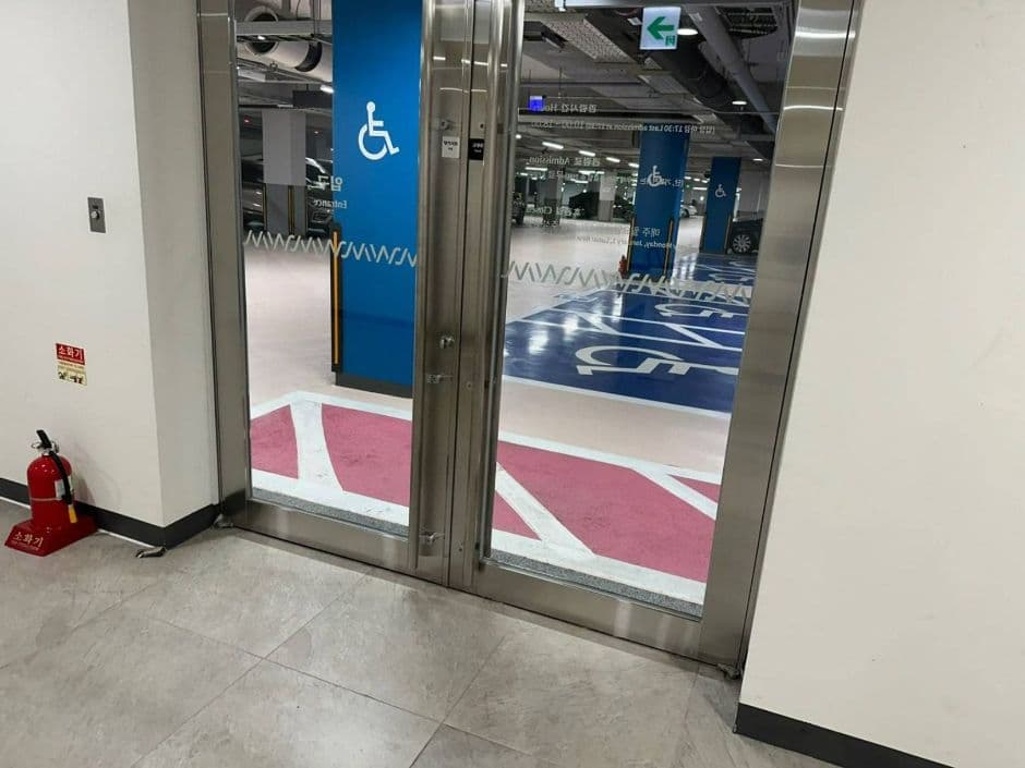 국립세계문자박물관_지하주차장 출입구(내부 기준)