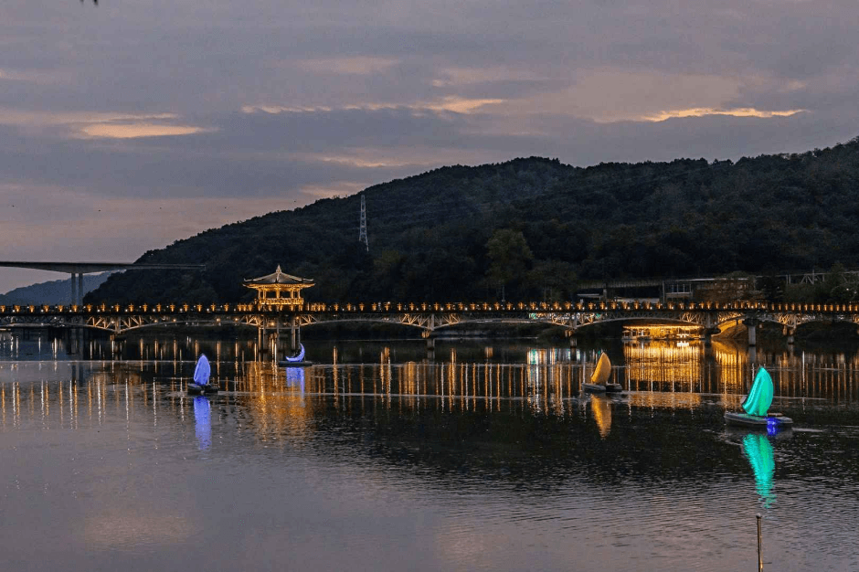 Woryeonggyo Bridge (월영교)