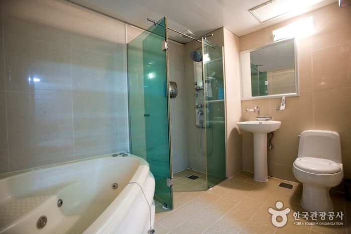 강원도_동해시_피카소모텔_준특실_욕실