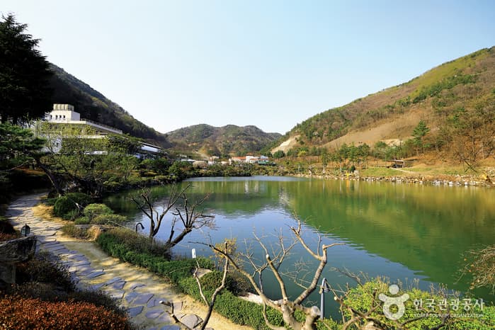 청사초롱_여행자의방 가족과 함께라면_24금산하늘물빛정원