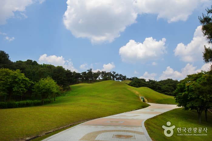 Gongju Tomb of King Muryeong and Royal Tombs [UNESCO World Heritage] (공주 송산리 고분군과 무령왕릉 [유네스코 세계문화유산])