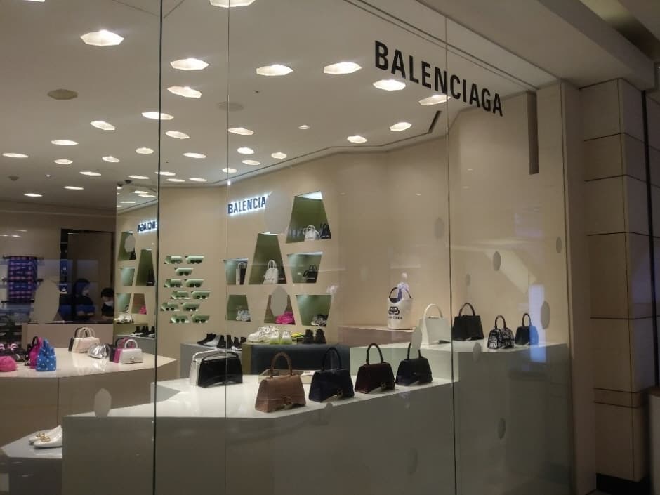Balenciaga - Hyundai Apgujeong Main Branch [Tax Refund Shop] (발렌시아가 현대 본점)