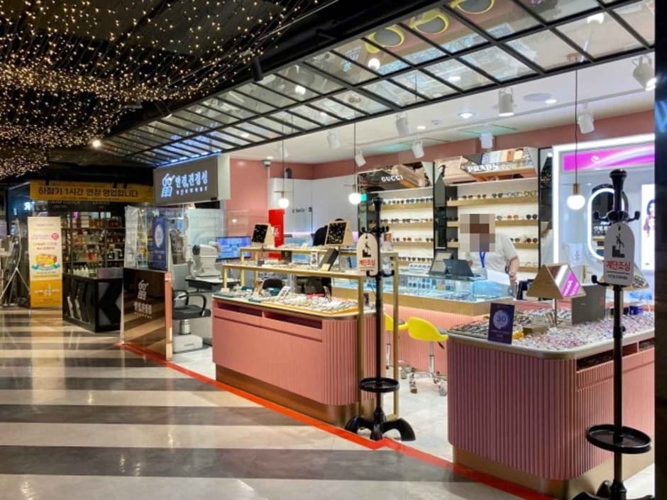 Jinjungsung Optical - Emart Sinchon Branch [Tax Refund Shop] (안경진정성이마트신촌점)