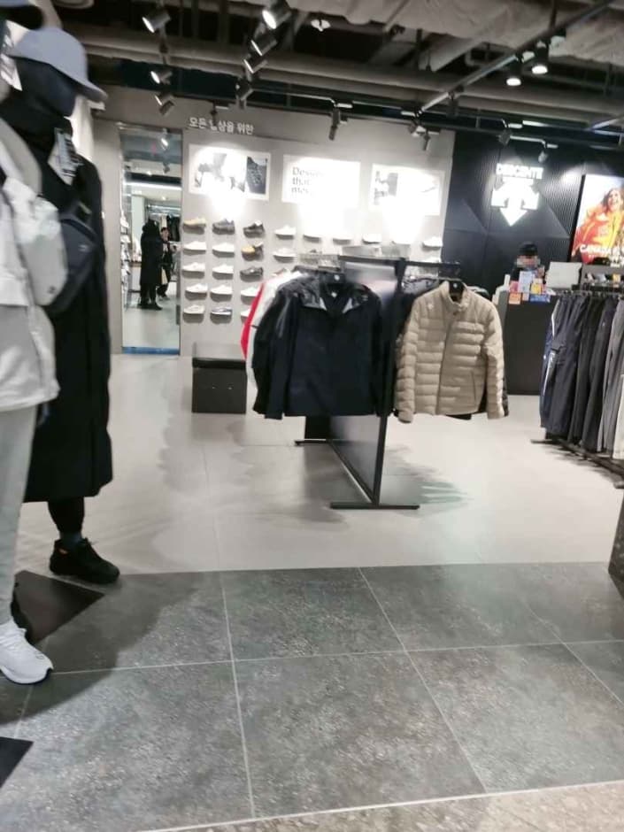 Descente [Tax Refund Shop] (데상트)