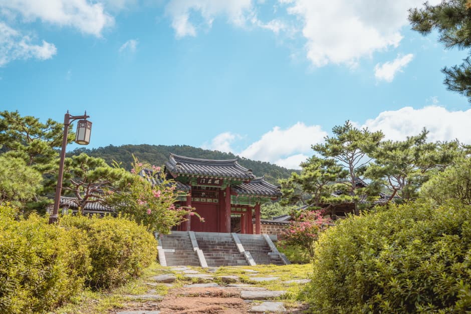 Uam Historical Park (우암사적공원)