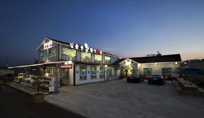 Ilchulbong Hoetjip (일출봉횟집)